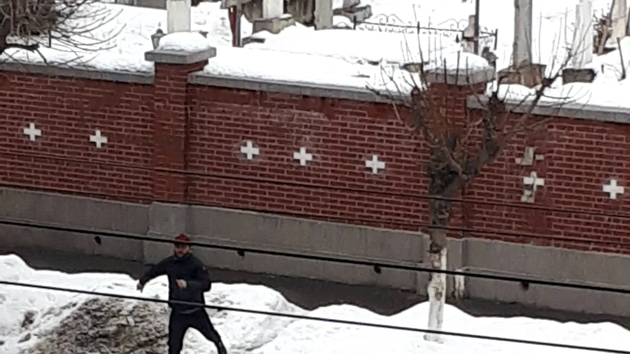 Cum arată hoțul din buzunare, prins după ce o femeie care l-a fotografiat a pus imaginile pe internet. Sute de oameni au distribuit imaginea care a ajutat poliția