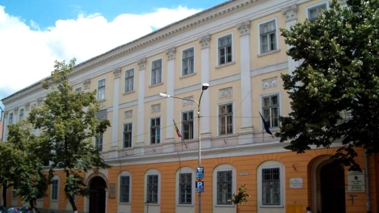 Elev de 10 ani de la un liceu maghiar din Cluj, mort după ce a căzut în curtea școlii 