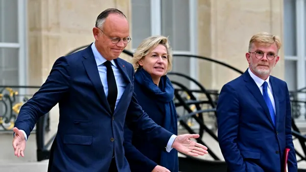 A 12-a zi de CRIZĂ în Franța. Un fost premier dezaprobă suspendarea reformei pensiilor. Philippe susține DEMITEREA lui Emmanuel Macron