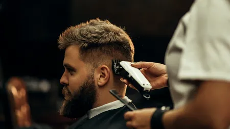 Tot mai mulți tineri se duc la „BARBER SHOP” si evită frizeriile clasice. Clienții, mulțumiți de confort și servicii