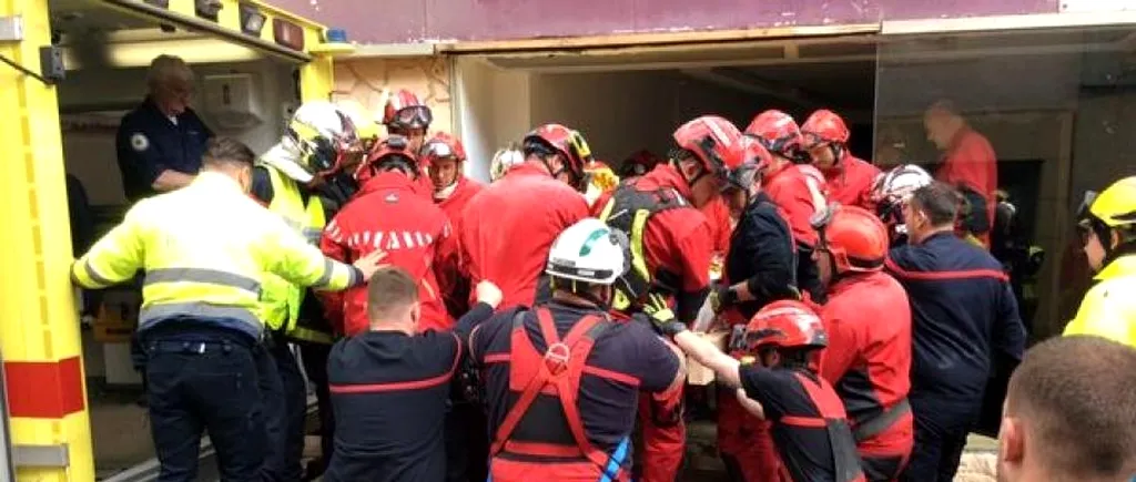O femeie care cântărește aproape 400 de kilograme a fost EVACUATĂ de peste 60 de persoane, într-o operațiune de evacuare medicală de amploare