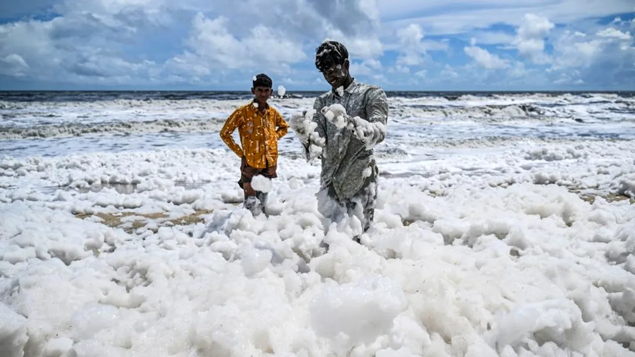 Ce pericol mortal se ascunde în spatele unor imagini virale de pe o plajă. „Pare zăpadă, dar miroase chimic”