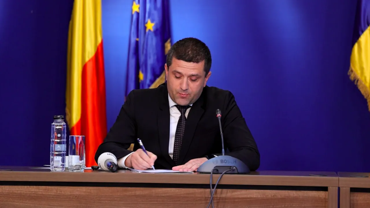 Radu Miruță, show de imagine: A semnat în conferința de presă anularea scumpirii biletelor de metrou