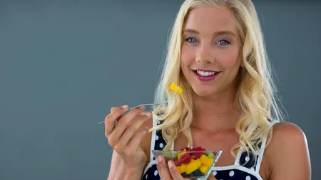 Remedii naturale care întârzie apariția firelor de păr albe și previn bolile cronice. Ce FRUCTE trebuie să consumi pentru un păr sănătos și bogat