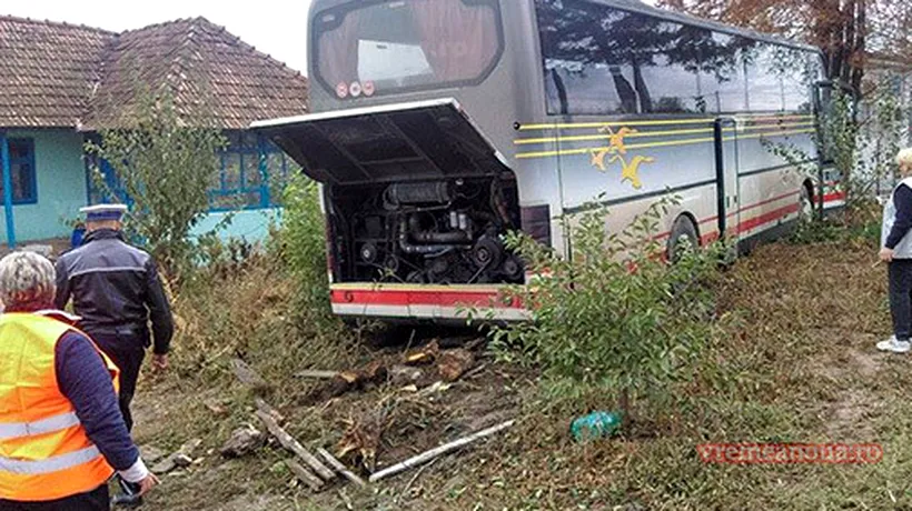 Un autobuz plin cu pelerini nu a mai ajuns la moaștele Sf. Parascheva, după un accident grav în Vaslui
