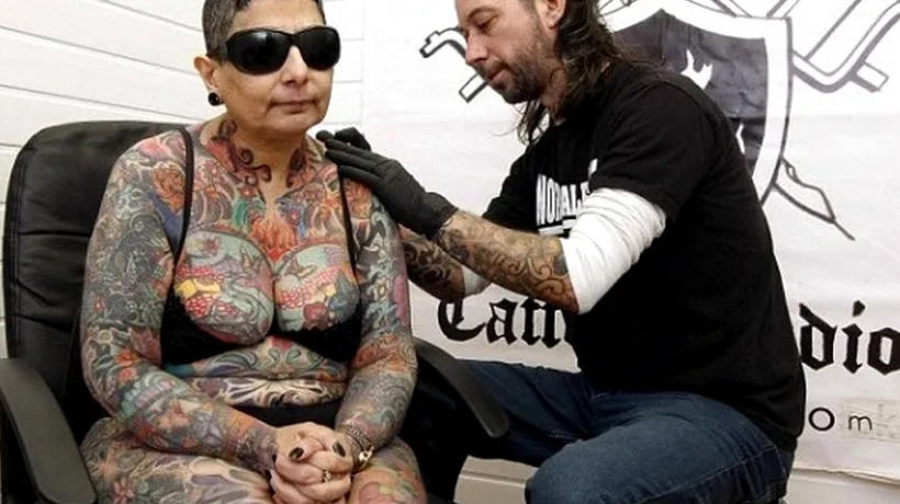 Motivul pentru care această femeie și-a umplut corpul de tatuaje