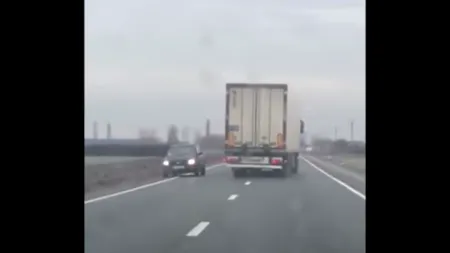 VIDEO | Șofer de TIR beat, oprit în trafic de alți doi șoferi care i-au luat cheile din contact. Acesta conducea pe contrasens