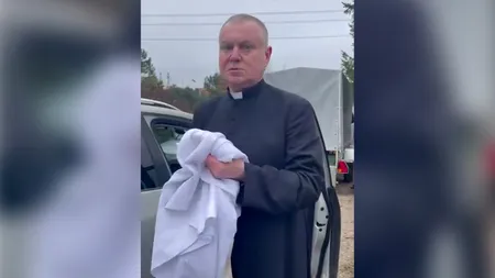 VIDEO | Caz incredibil: Un preot a venit beat la înmormântarea unui bebeluș. Părinții au chemat Poliția