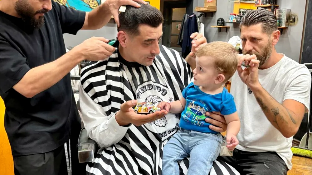 George Simion, moment TANDRU alături de fiul său: „S-a tuns tata, s-a tuns și Răducu” / VIDEO de la operațiunea „tunsul la frizerie”