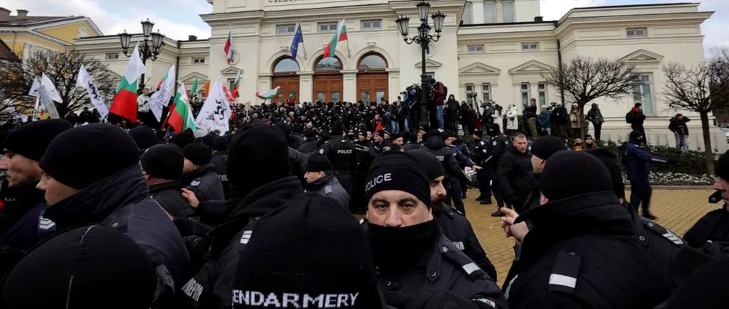 Protestatarii antivacciniști încearcă să ia cu asalt Parlamentul Bulgariei
