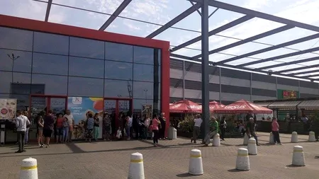 Explozia din mall-ul din Focșani, infirmată. Un tânăr, rănit de o bucată din izolația tavanului