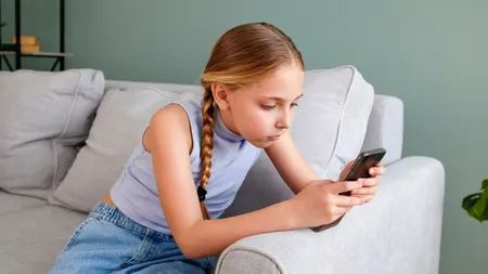 DEPENDENȚA de social media la copii și adolescenți poate duce la modificări cerebrale și probleme de sănătate mintală