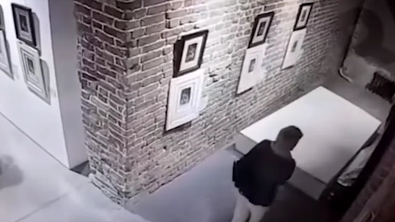 Două tablouri de Goya și Dali, DETERIORATE de un grup de fete care își făceau SELFIE într-o expoziție