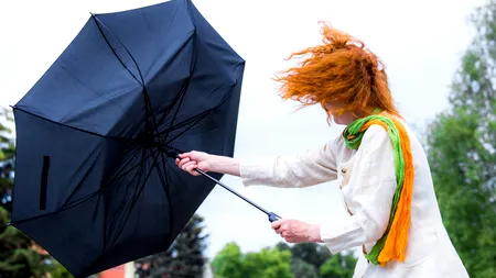 Cum va fi VREMEA în weekend, în țară și la București. La ce temperaturi să ne așteptăm și unde anunță meteorologii ploi și lapoviță