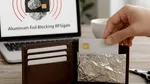 De ce tot mai mulți experți recomandă să învelești cardul bancar în folie de aluminiu. Metoda simplă care te poate proteja