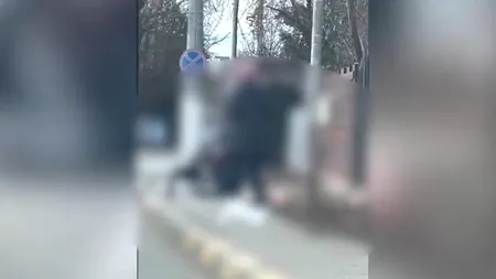 BĂTAIE între două mame din Tecuci, după ce una dintre ele a împărțit bomboane mai multor copii