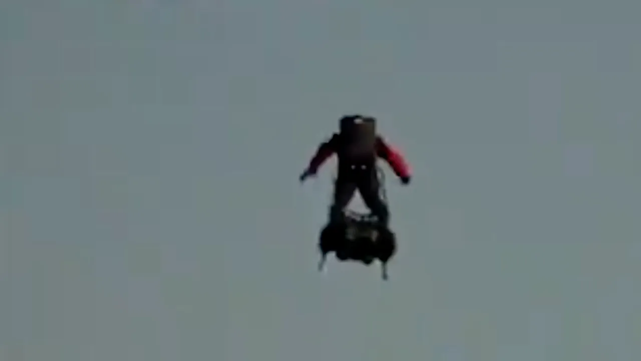 A încercat să traverseze Canalul Mânecii pe flyboard, dar a eșuat - VIDEO