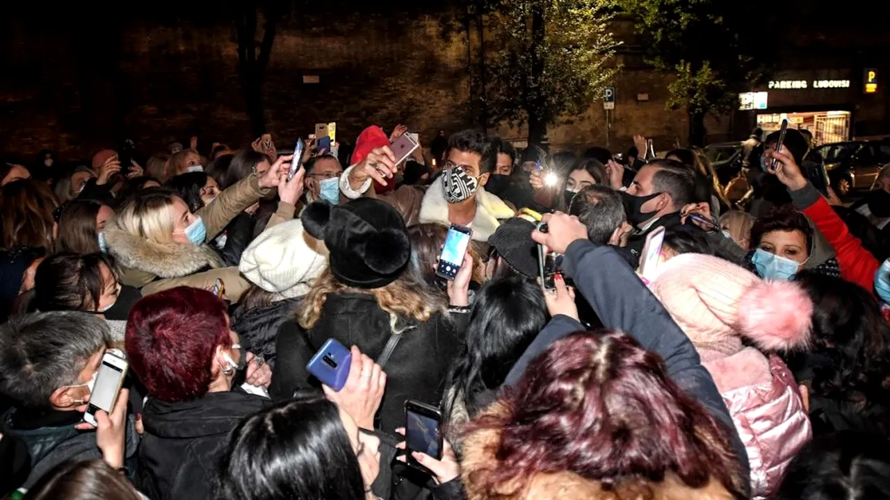 Pandemia de coronavirus. Actorul turc Can Yaman a fost amendat de autoritățile din Roma, după ce fanii s-au îngrămădit să-l vadă