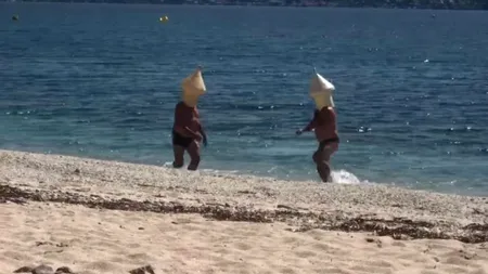 GEAMANDURI UMANE. Metoda a doi bărbați de a face baie în mare neobservați: „Ştiu că nu e în regulă să înotăm în timpul izolării” | VIDEO