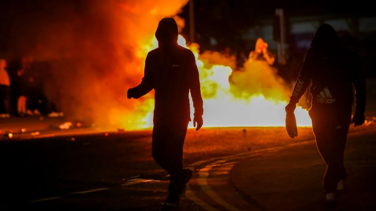 New York Times, despre violența anti-imigranți din Irlanda de Nord și prezența grupărilor de crimă organizată formate din ROMÂNI la Ballymena