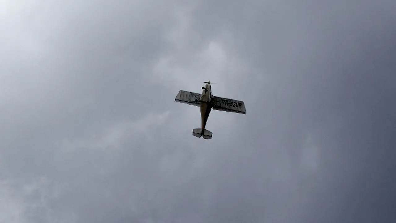 Un bărbat a murit, iar fiica sa a fost grav rănită, după ce un avion a efectuat o aterizare de urgență pe o plajă