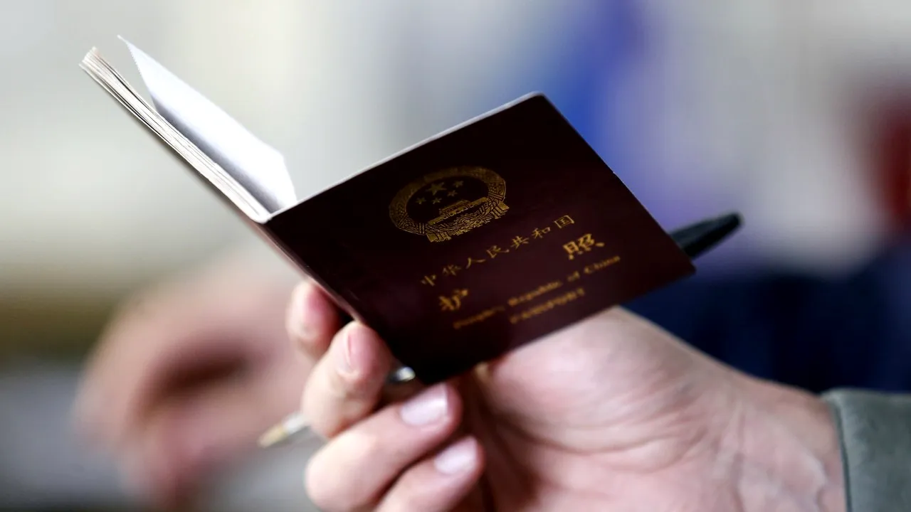 Bărbat arestat după ce a primit 108.000 euro ca să intervină pentru prelungirea vizelor unor chinezi