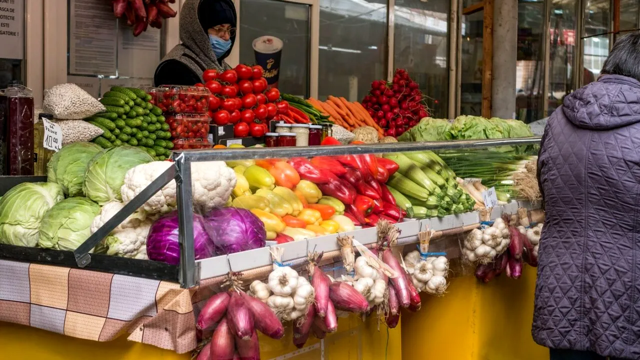 LEGUMA românească, cunoscută drept „vedeta murăturilor” de Milișăuți, scumpă la piață: producătorii cer 1 leu pe kg, clienții plătesc chiar 10 lei/kg