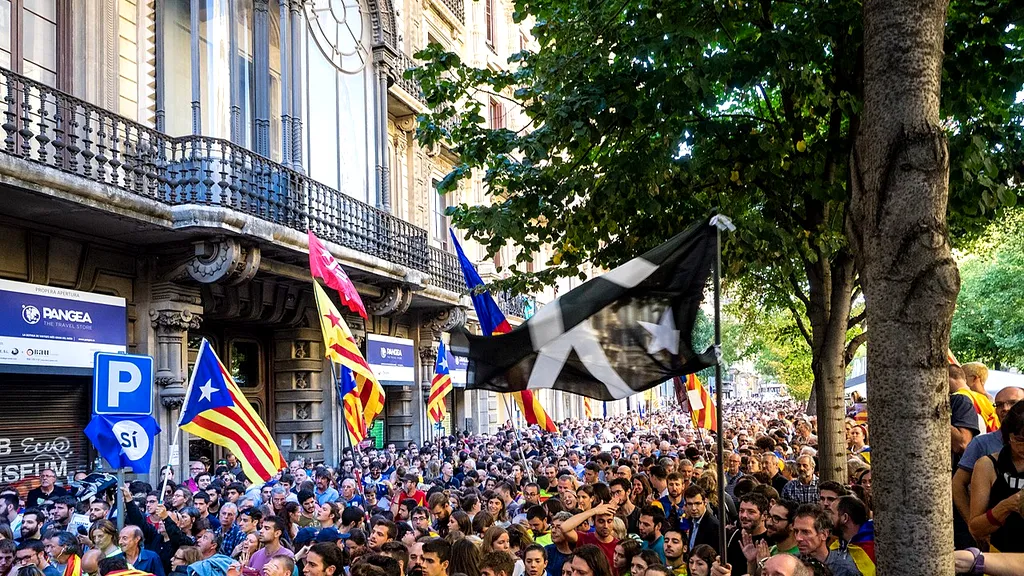 Catalunia își cere, din nou, independența față de Spania. Zeci de mii de oameni au participat la un protest masiv în Barcelona - VIDEO