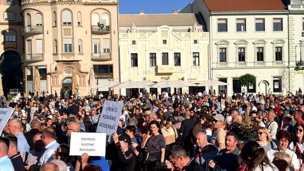 La Oradea, mitingul “spontan” pro-Bolojan a fost de fapt organizat de PNL. Organizația liberală Bihor a mobilizat tot activul de partid: prefect, primari, consilieri sau membri simpli. Mulți au fost aduși cu autocarele din județ. Gândul publică imaginile cu toți cei implicați