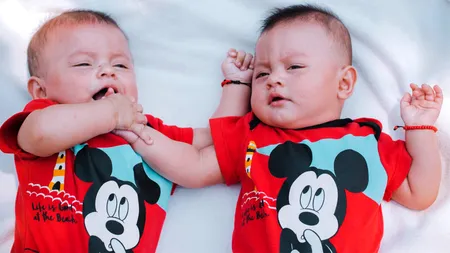 O tânără de 19 ani a născut gemeni, cu doi tați diferiți. Cum a fost posibil așa ceva