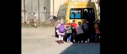 Un microbuz şcolar ar fi pornit după ce a fost împins de elevi