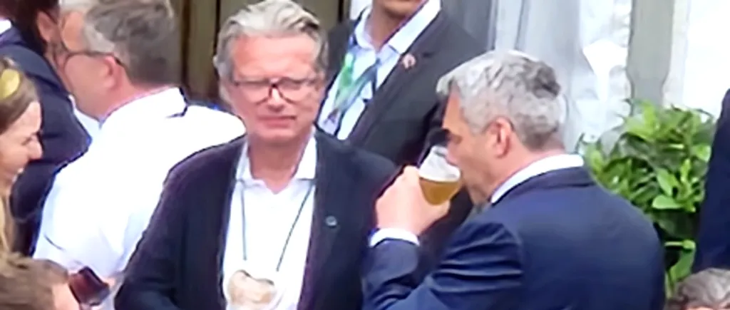 IMAGINI EXCLUSIVE. „Dușmanul” României și-a scos cravata și a băut bere la draft fără să mai țină cont de protocol