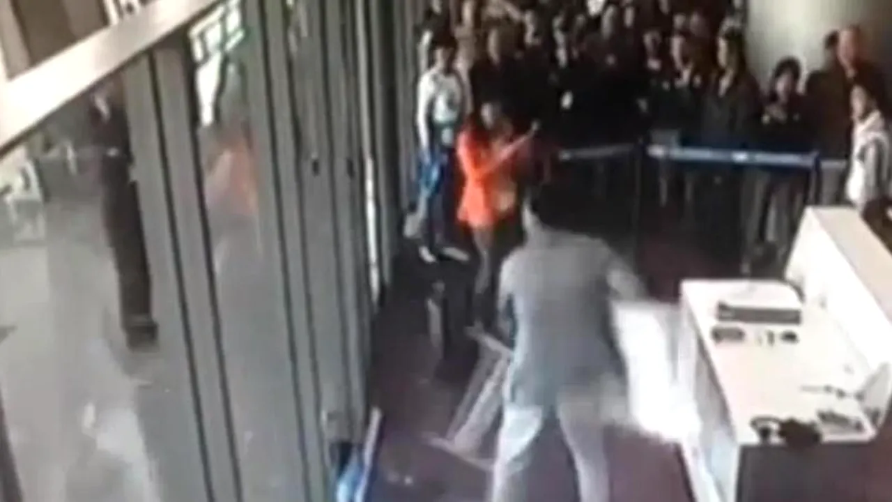 VIDEO. Scandalul făcut de un oficial chinez într-un aeroport, după ce a ratat îmbarcarea