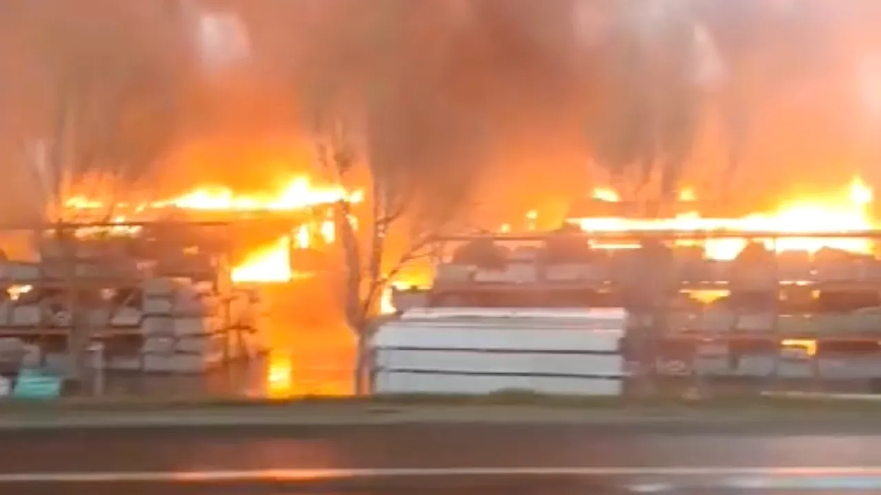INCENDIU de proporții la un depozit de materiale de construcții din Craiova. Locuitorii, avertizați prin RO-ALERT să evite zona - VIDEO