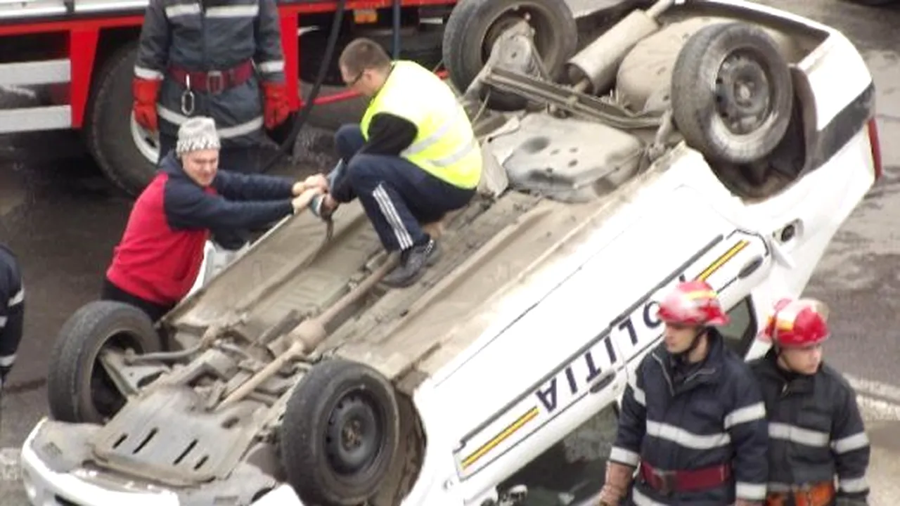 O mașină a Poliției s-a răsturnat, în Mehedinți