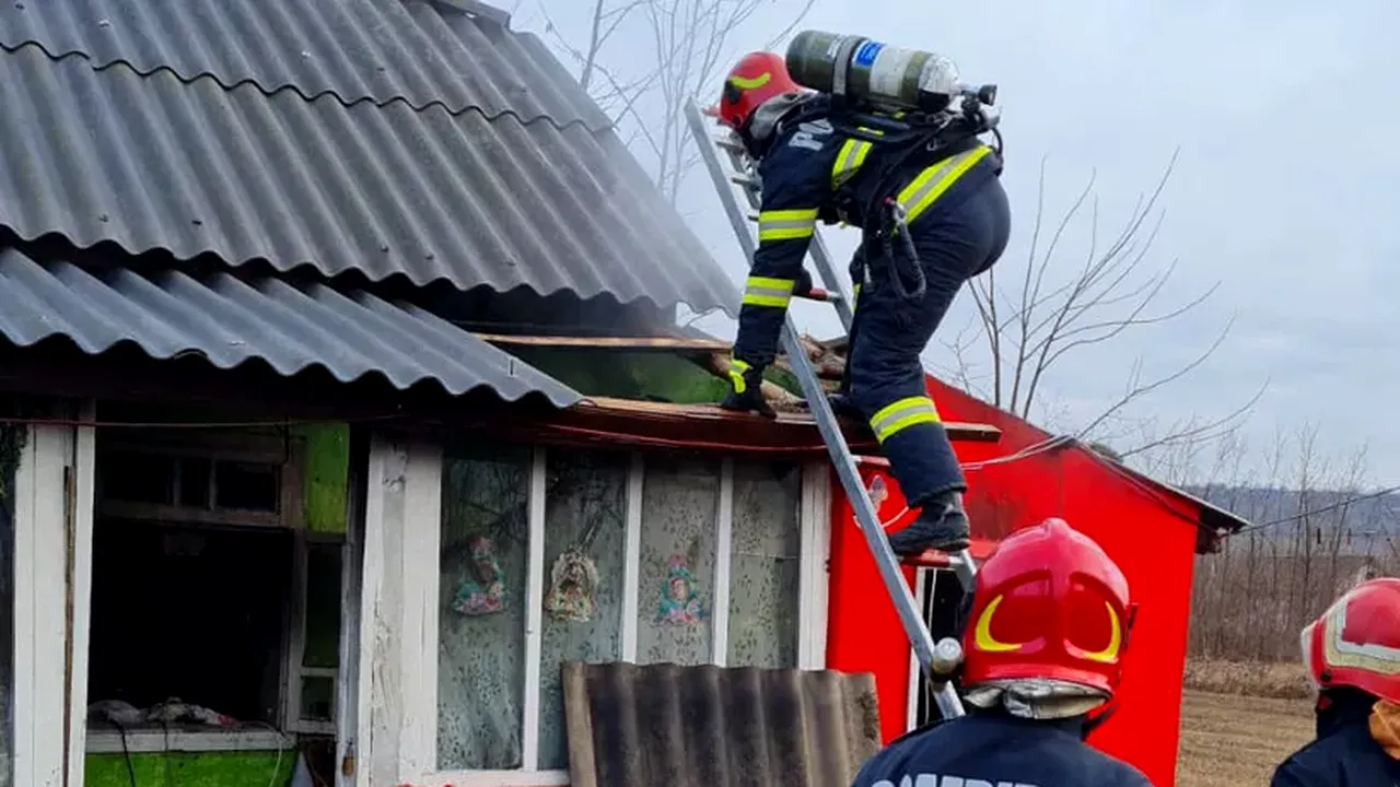 EXCLUSIV | Povestea tulburătoare a fetițelor scoase din flăcări de un vecin. Bunicul a cerut ordin de protecție împotriva iubitului mamei: „O ținea cu mâna de gură ca să nu mai țipe”