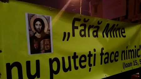 Cum au reacționat manifestanții din Piața Universității când au văzut niște tineri cu un banner pe care era scris un citat din Biblie