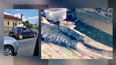VIDEO | Un artist din Timișoara a transportat pe plafonul maşinii un exponat care semăna cu un cadavru uman. Reacția Poliției