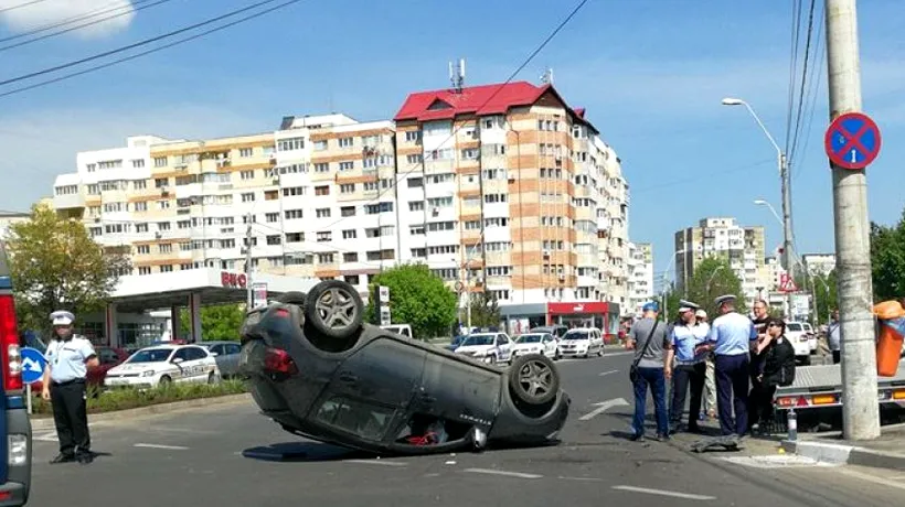 Accident spectaculos în Galați. Așa și-a parcat mașina soția unui polițist. Ce alcoolemie avea femeia de 40 de ani