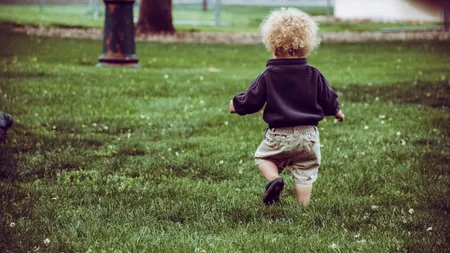 Se întâmplă în România! Un copil de nici 2 ani ar fi plecat dintr-o grădiniță. A fost găsit de o tânără pe stradă