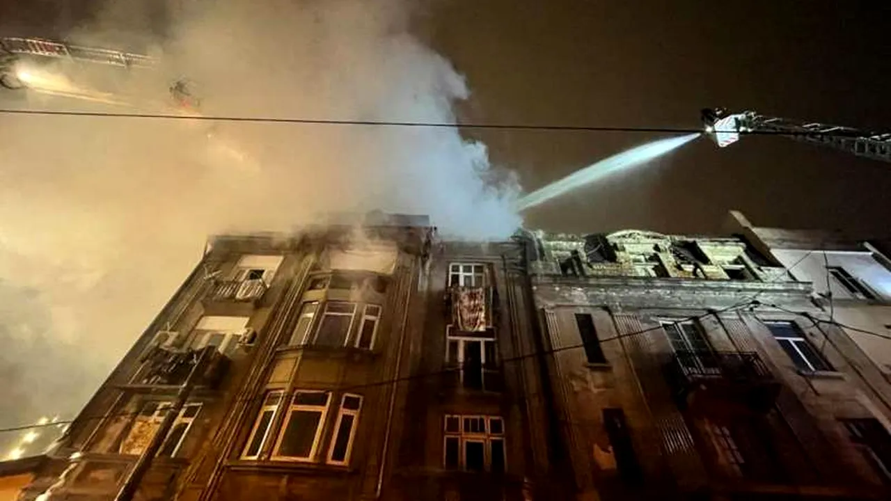Zeci de pompieri intervin pentru stingerea unui incendiu izbucnit în Capitală (FOTO)