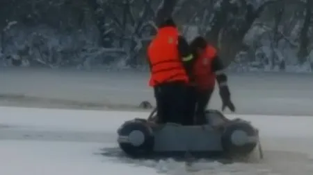 Operațiune de salvare emoționantă în Arad. Ce au scos pompierii din apele inghețate ale unei bălți