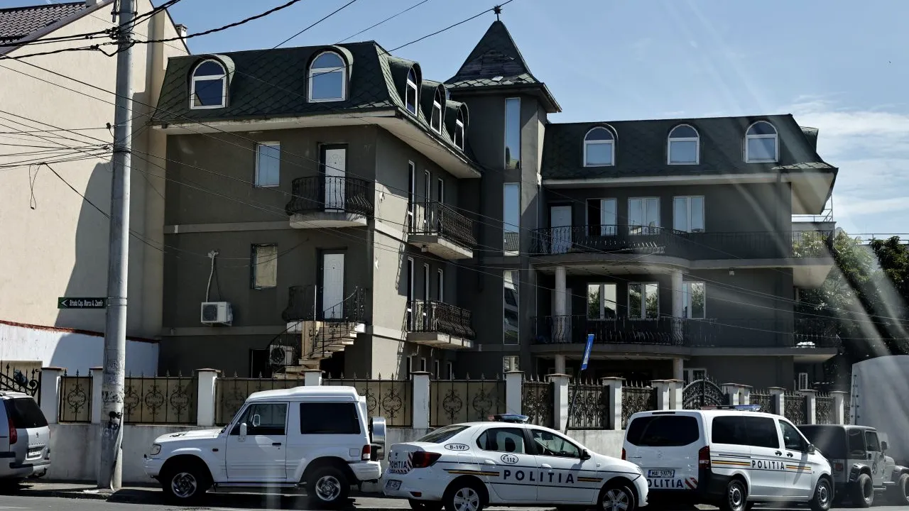 Puști și pistoale găsite de polițiști în curtea unui cunoscut lider interlop din București. Bărbatul îngropase arsenalul în curtea palatului său din sectorul 2