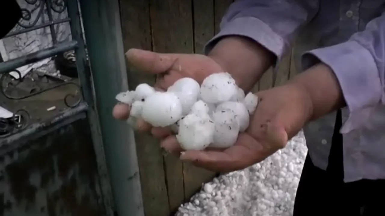 Apel UMANITAR pentru cetățenii din Burila Mare, acolo unde a căzut grindina „cât oul”. Prăpăd lăsat în urmă, după furtuna 