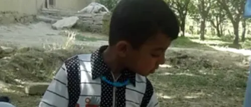 Imaginea care face înconjurul lumii: ce ține în mână acest copil de 3 ani din Afganistan