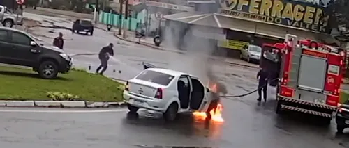 Un Logan a luat foc lângă un camion de pompieri, în Brazilia - VIDEO