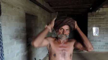 Bărbatul care nu s-a tuns de zeci de ani. Cât măsoară părul lui acum