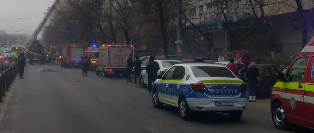 Incendiu puternic într-un bloc din București. Pompierii încearcă să evite un dezastru