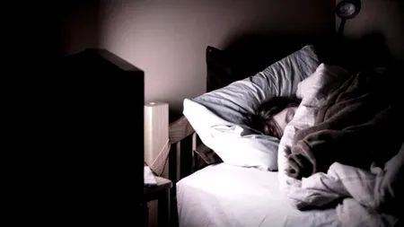 „Dacă adormi cu televizorul deschis, poți MURI!” Descoperire bizară a oamenilor de știință