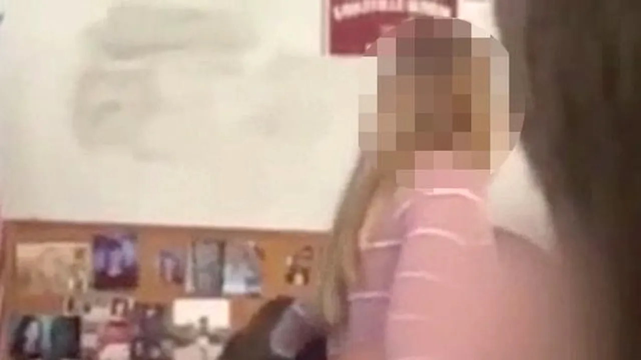 Un profesor de istorie a fost suspendat după ce a mângâiat o elevă în clasă - VIDEO
